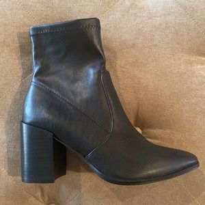 NIB Steve Madden Pointed Toe Zip Booties
